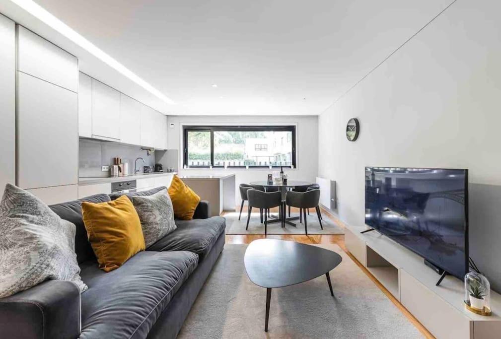 New Lux 2br Flat Free Parking Cedofeita